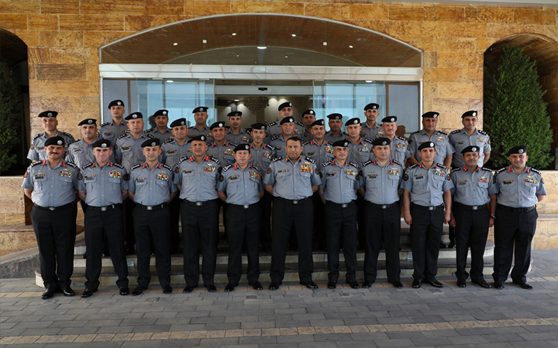 الحواتمة يقلد الرتب الجديدة لعدد من