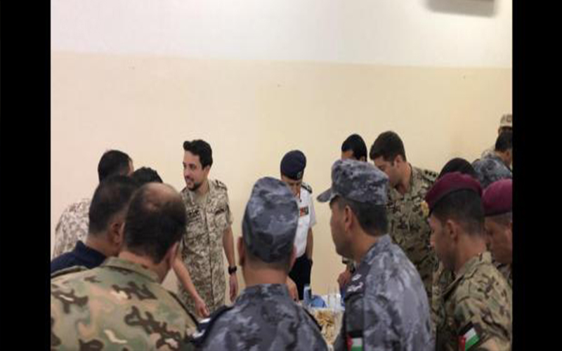ولي العهد يتناول الإفطار مع نشامى