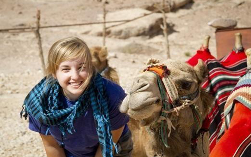 الشرطة السياحية تنجد سائحة تقطعت بها