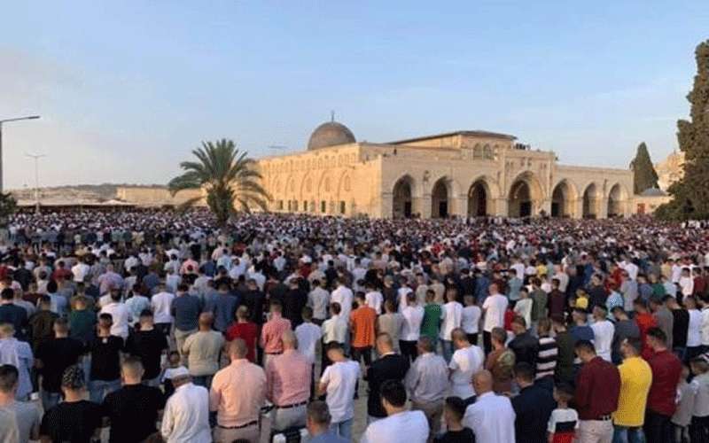 120 ألفا يصلون العيد بالأقصى