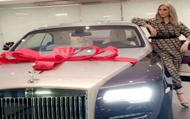 زوج الدكتورة خلود يعايدها بسيارة فريدة