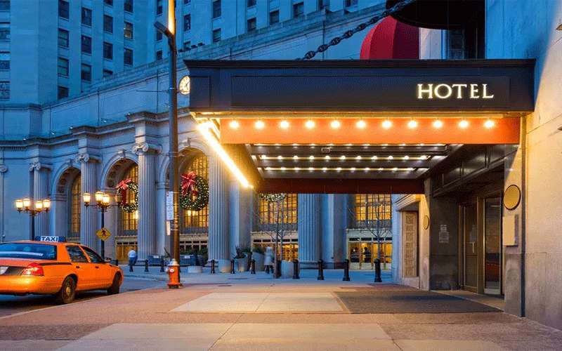 وزير سابق يساوم موظفي فندق شهير