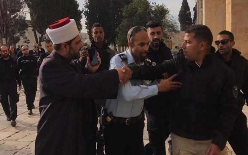 الاحتلال يعتقل أحد حراس المسجد الأقصى
