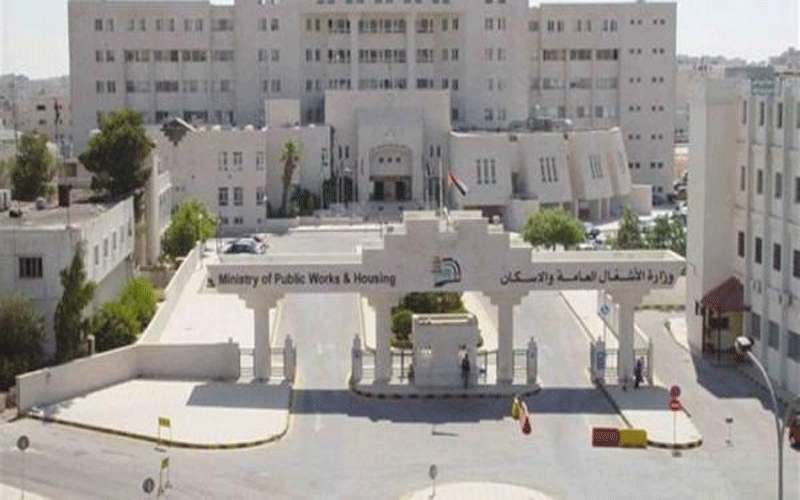 الاشغال تحيل عطاءات لبناء عدد من