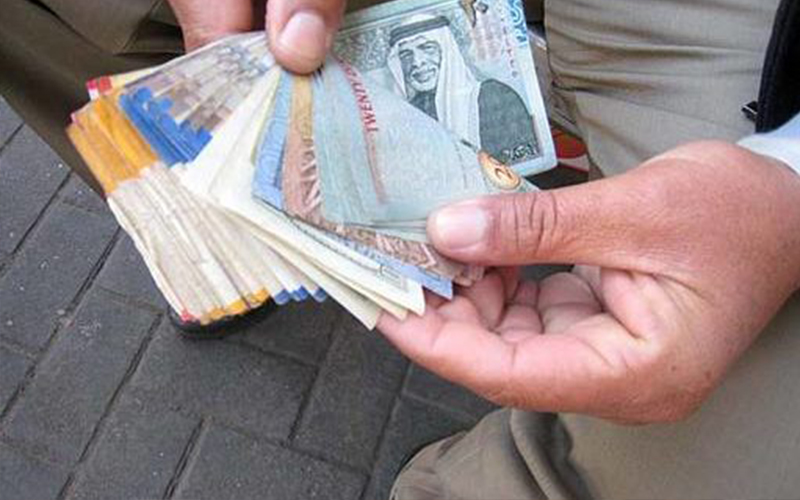 الحكومة: معونة شهرية لمن تقل رواتبهم