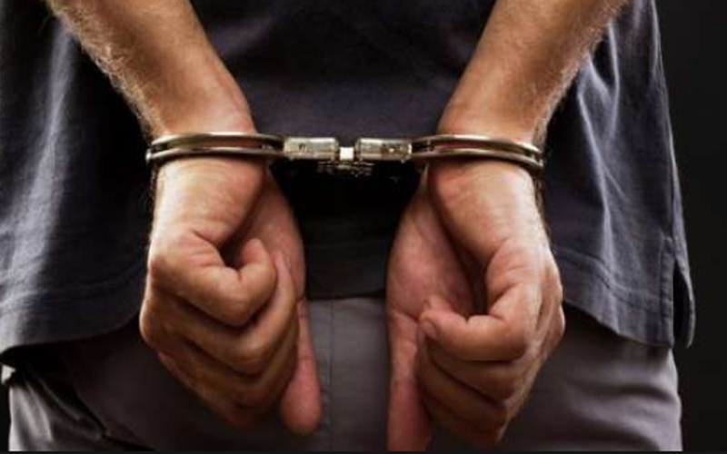 توقيف شاب بتهمة إطالة اللسان بسبب