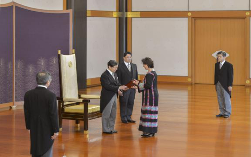 عناب تقدم اوراق اعتمادها لامبرطور اليابان