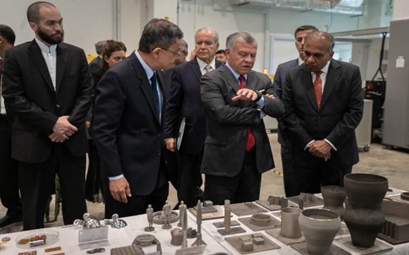 الملك يزور مركز سنغافورة للطباعة 3D