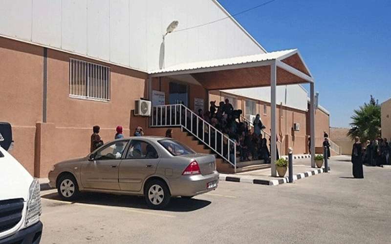 لجنة للتحقيق بإصابة 22 عاملة بمصنع