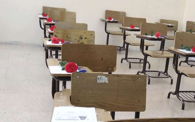 التربية تستقبل طلبة التوجيهي بالورود والشوكولاته