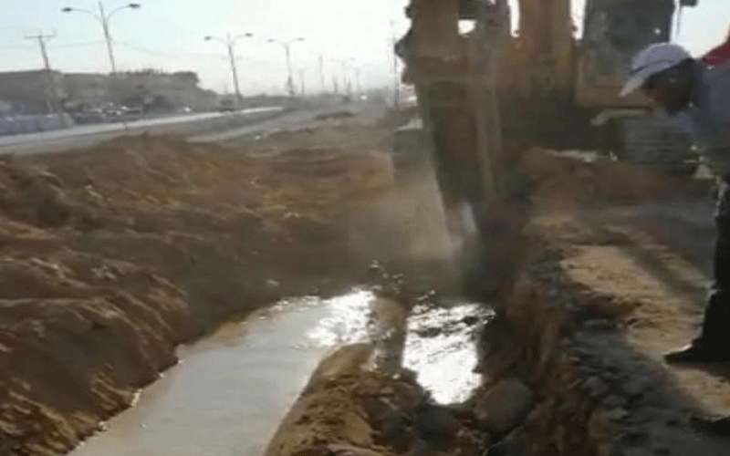 مقاول يتسبب بقطع المياه عن 3