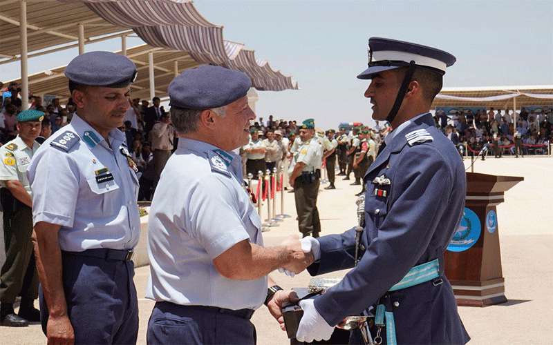 الملك يرعى حفل تخريج دورة مرشحي