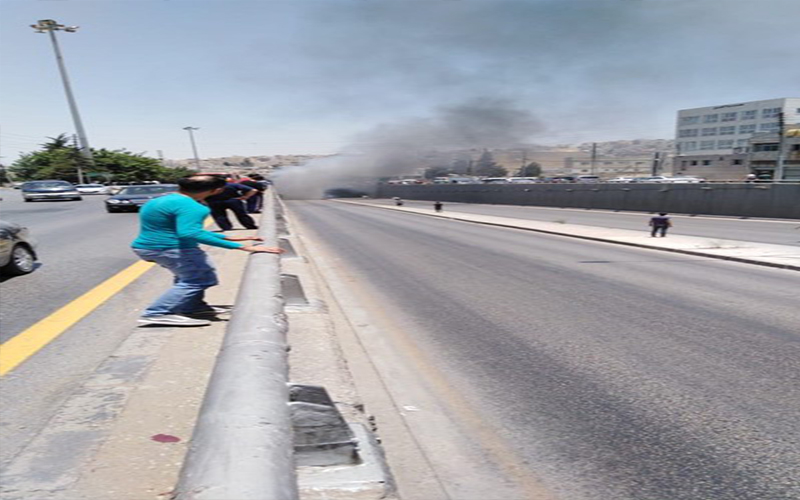 حريق يغلق نفق صويلح (صور)