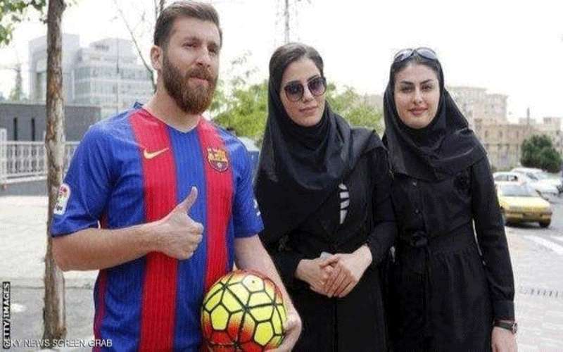شبيه ميسي يستغل عشرات النساء