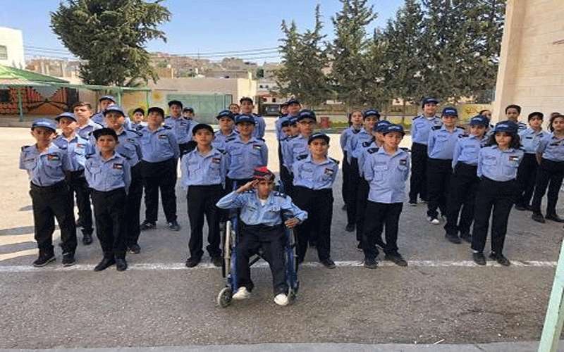 الأمن يحقق أمنية الطفل ياسر الشباكي