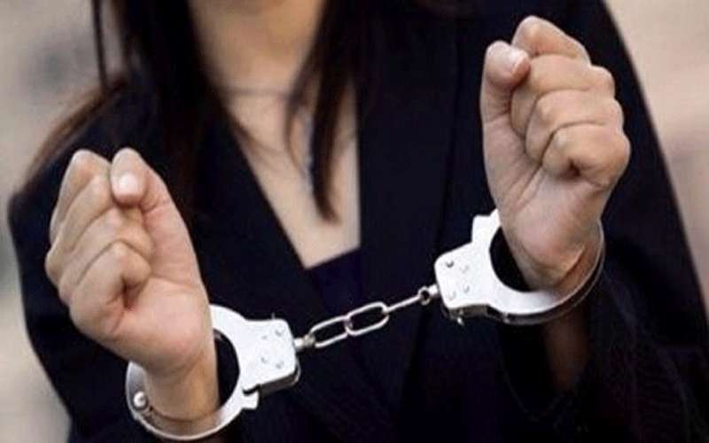 توقيف سيدة احتالت على 300 عائلة