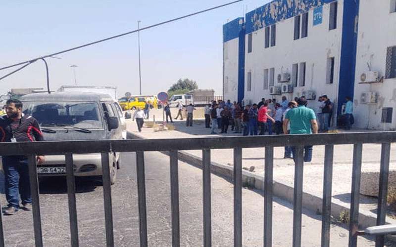 موظفو شركات الشحن والتخليص بالمطار يضربون