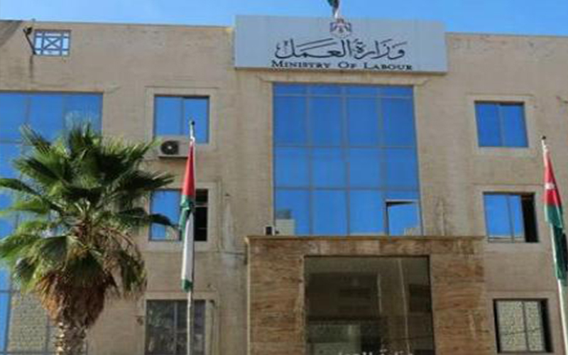 العمل تعلن حل مشكلة رواتب الأبيض