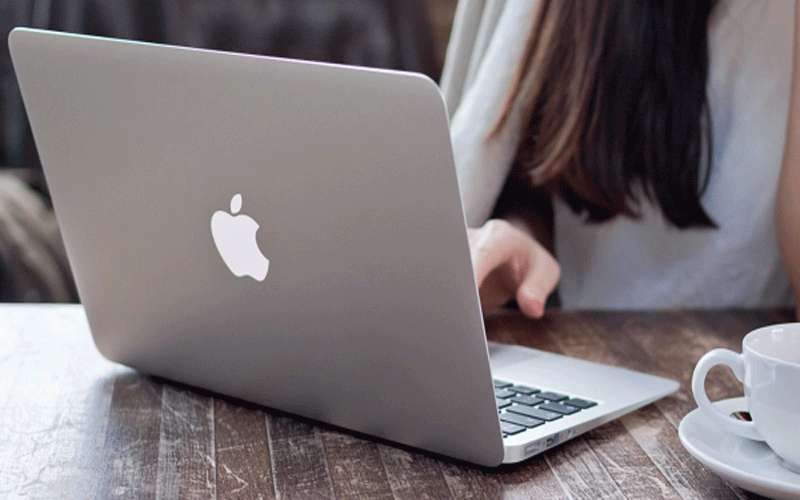 هيئة الاتصالات تحذر مستخدمي ماك بوك