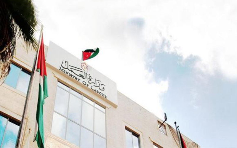 العمل تضبط مكتبا غير مرخص لاستخدام