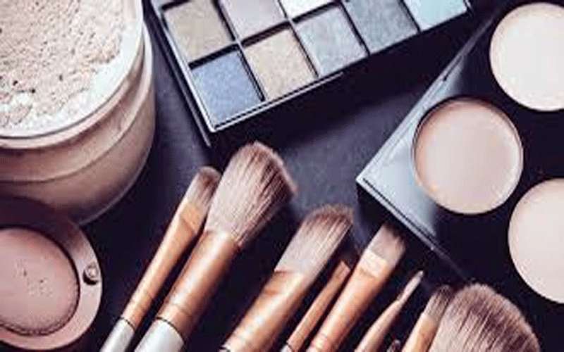 ضبط صانعي مواد تجميل مزورة لعلامات