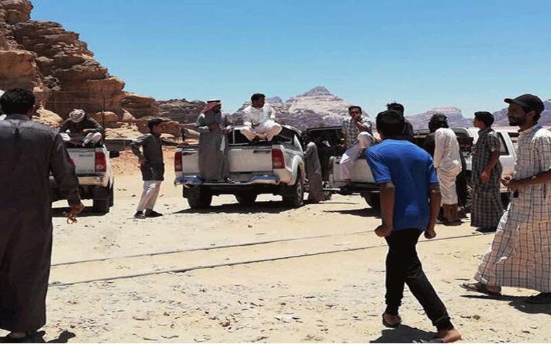 متعطلون عن العمل يهددون بالانتحار (صور)