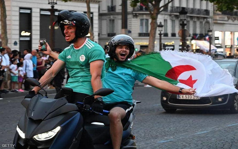 مشجع جزائري يدهس عائلة ويوقع ضحايا