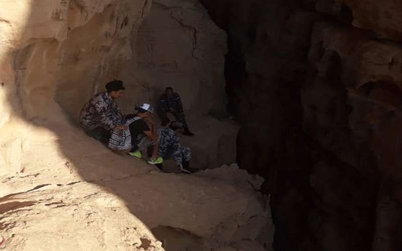 انقاذ 5 أشخاص علقوا على جبل