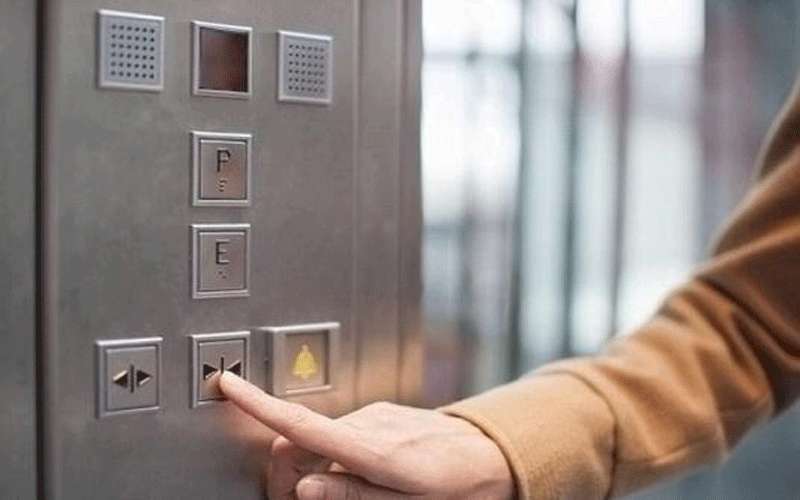 أطفال محاصرون بمصعد في خلدا