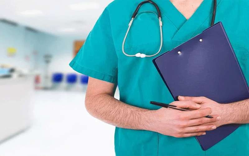 “الممرضين” تدرس التصعيد بعد اعتداء رجل