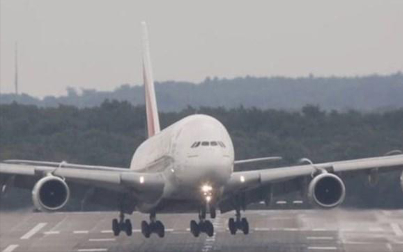 تصرف امرأة يربك طائرة ركاب ..