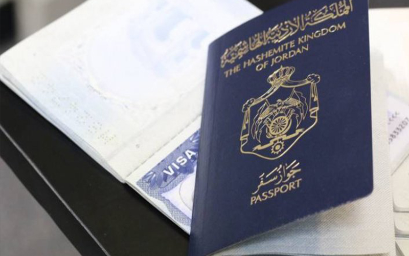 زيادة نوافذ الجوازات في مطار الملكة