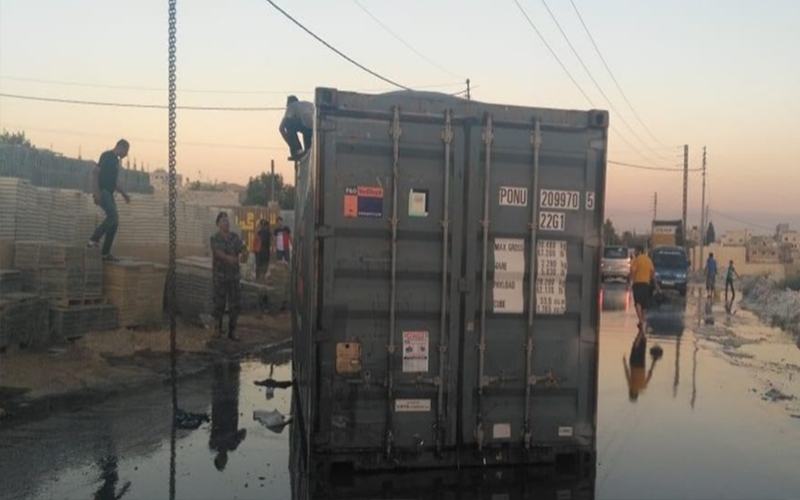 تدهور تريلا محملة بالزيوت يغلق شارعا