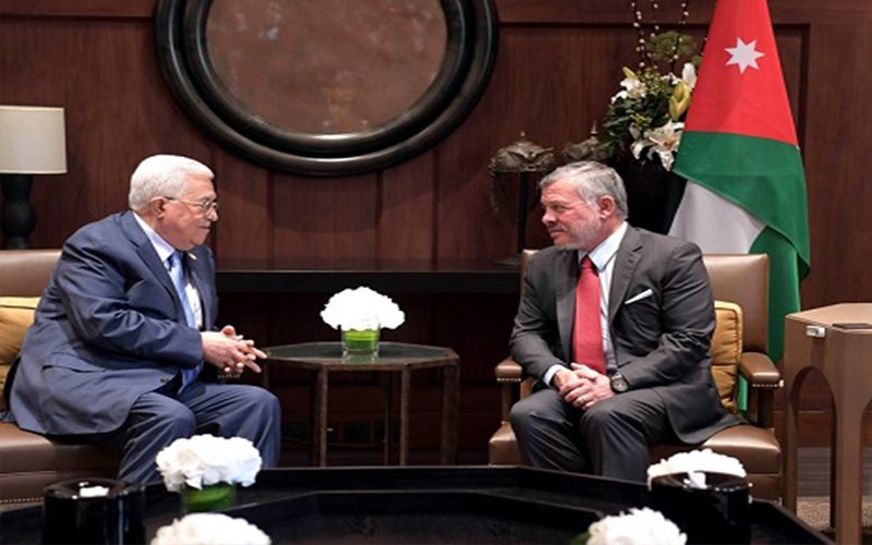 الملك والرئيس الفلسطيني يبحثان تطورات القضية