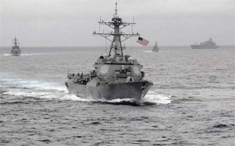 سفينة حربية أمريكية تبحر عبر مضيق