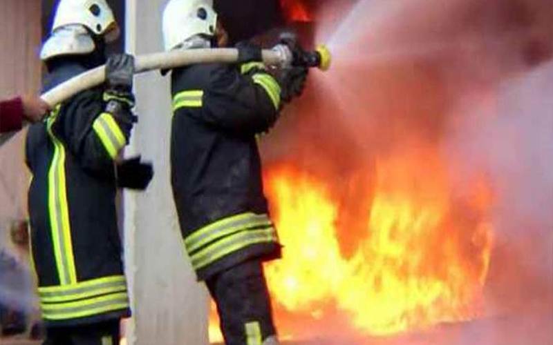 حريق داخل هنجر لتدوير الكرتون في