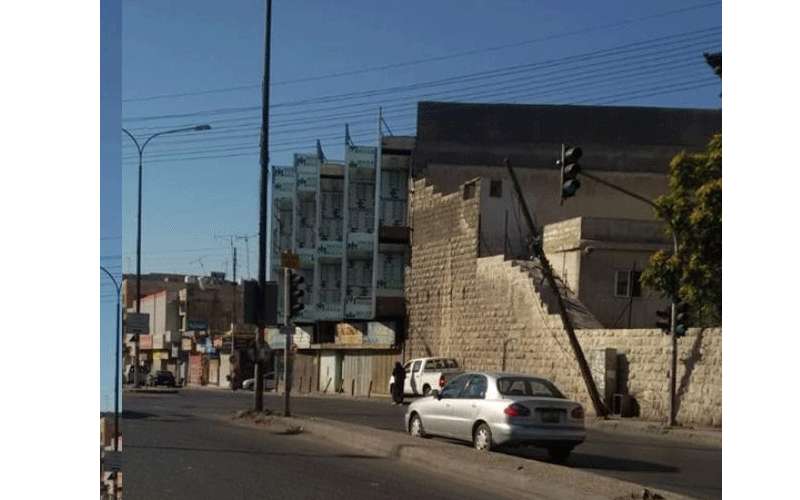 اصطدام مدحلة بعامود اتصالات