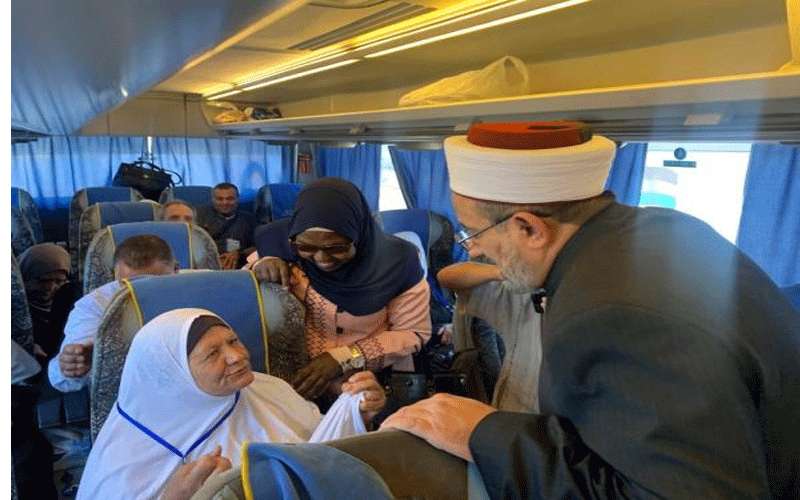 وزير الأوقاف يودع أولى قوافل الحجاج