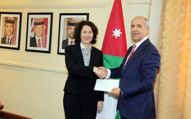 الخارجية تتسلم نسخة من أوراق اعتماد
