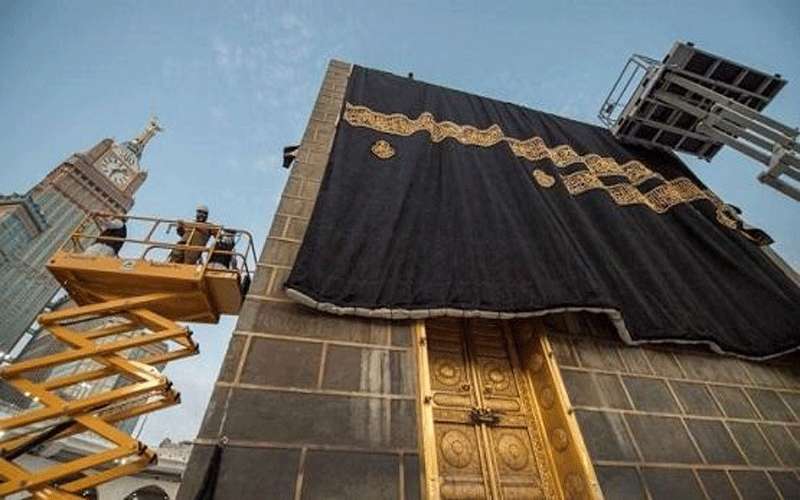 مليون حاج يصلون البيت الحرام