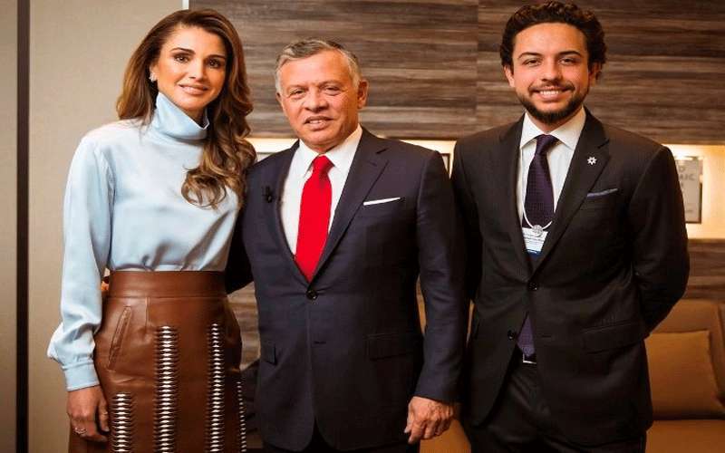 الملك والملكة وولي العهد يستقبلون أوائل
