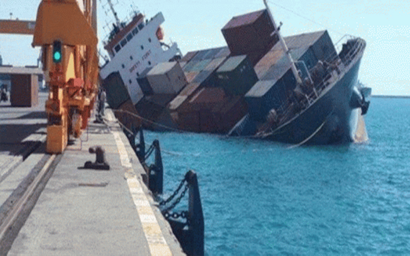 غرق عبارة إيرانية قرب ميناء الشارقة