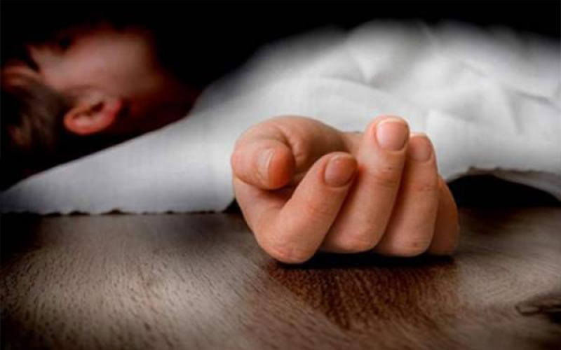 وفاة طفلة التف الشال حول عنقها