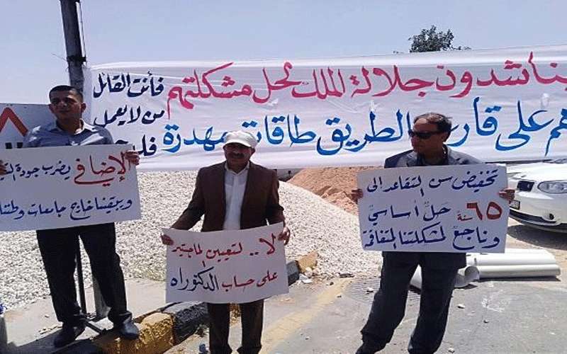 حملة الدكتوراه يجددون اعتصامهم