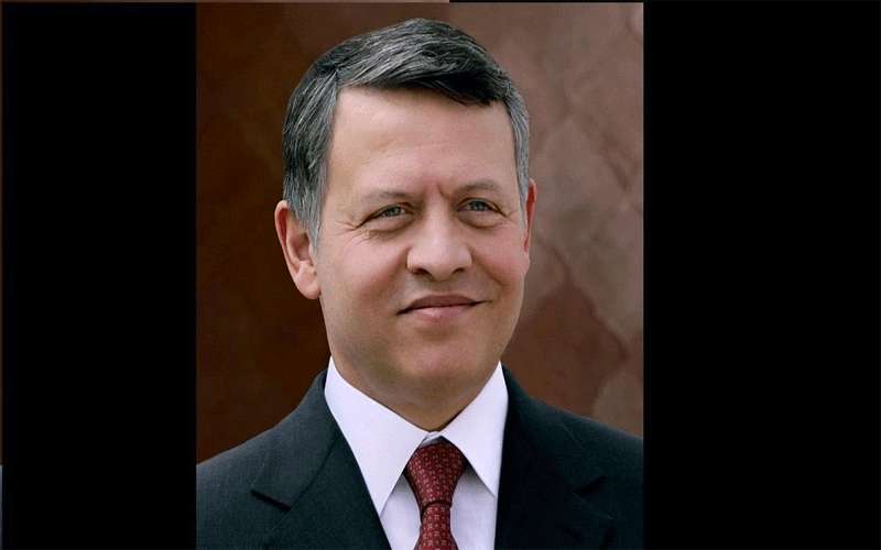 الملك يفاجئ أسر الشهداء قبل سفرهم