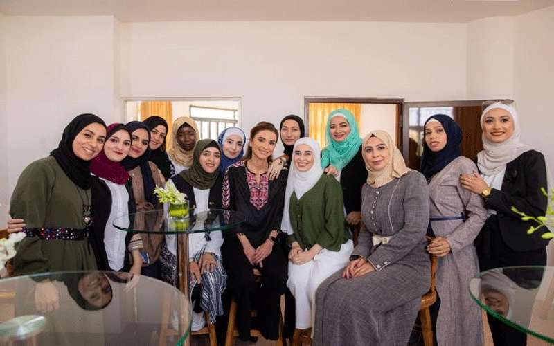 الملكة رانيا العبدالله تطلع على مبادرات