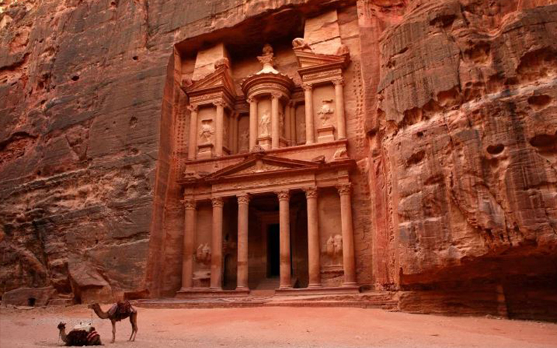 الامن يمنع محتجين من الوصول إلى