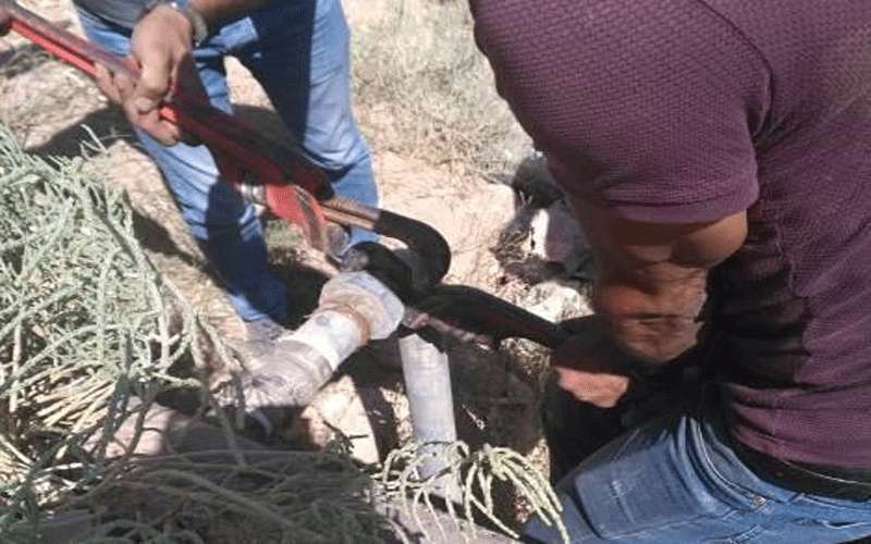 ضبط اعتداء على خط مياه رئيسي