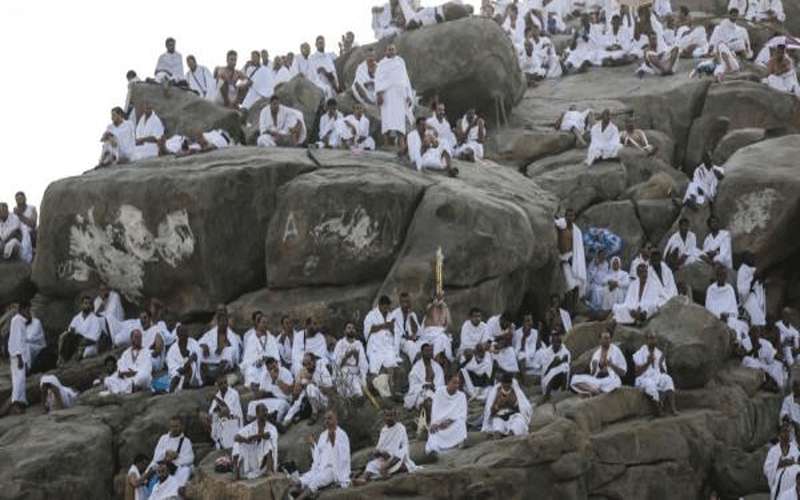 اكثر من 2 مليون حاج يقفون