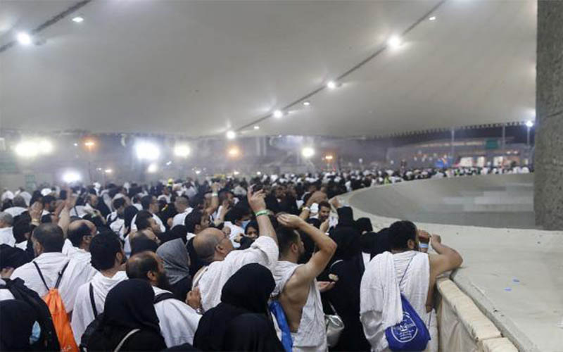 حجاج بيت الله الحرام يرمون جمرة